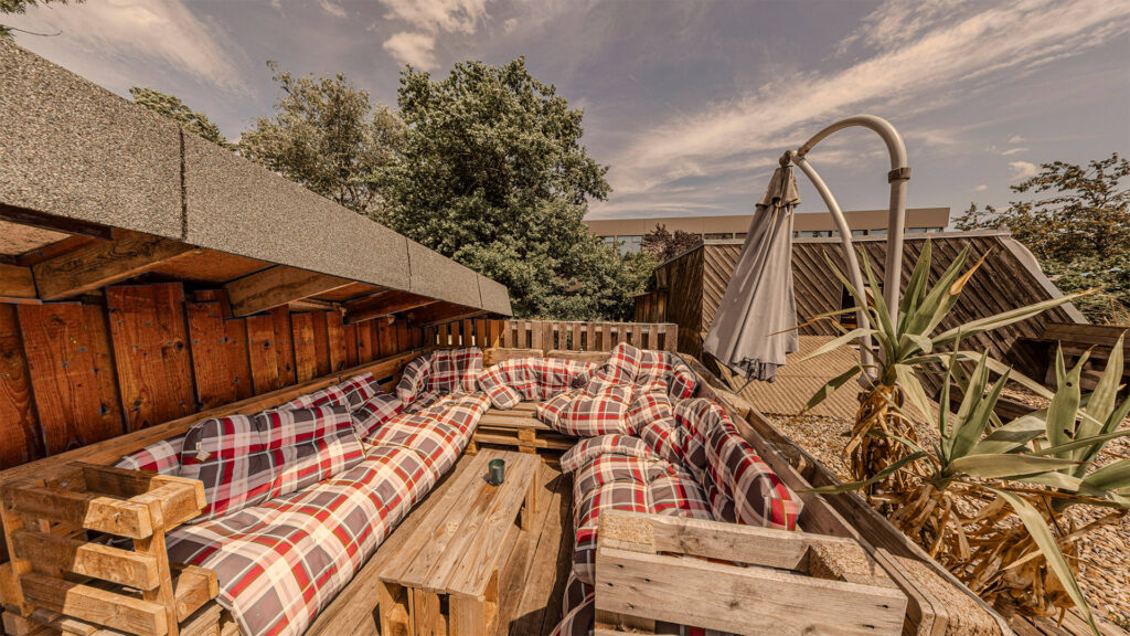 Foto der Paletten-Sitzecke auf der Dachterrasse des Bauhäusles